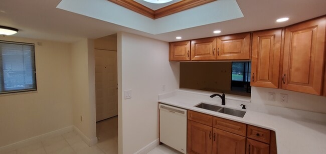 Vista de la cocina y la sala de estar - 2691 Sabal Springs Cir Unidad 205