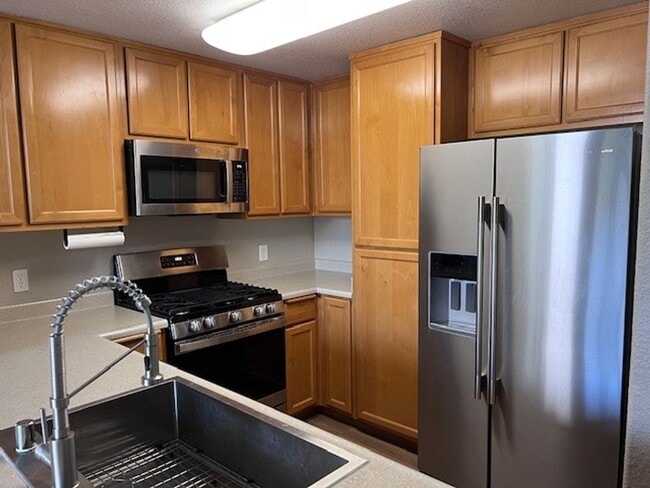 Photo - Beautifully updated condo in gated community. Sparkling pool. Stainless steel appliances and lami... Unidad 149
