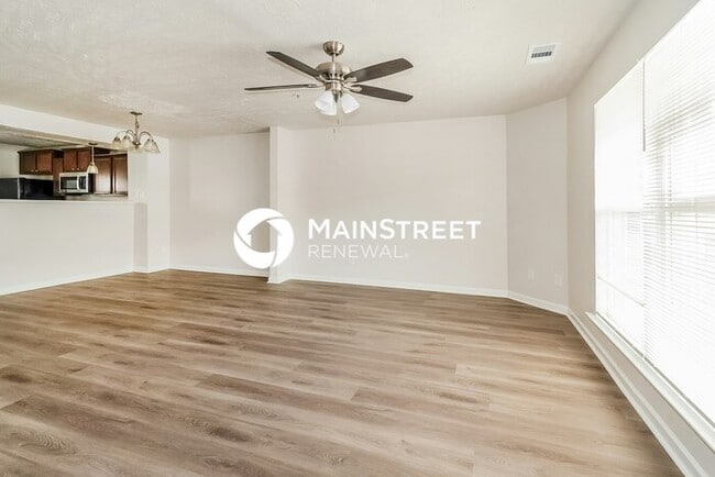 Photo - 3 Bedroom Pet-Friendly Home in La Vergne, TN with Main Street Renewal