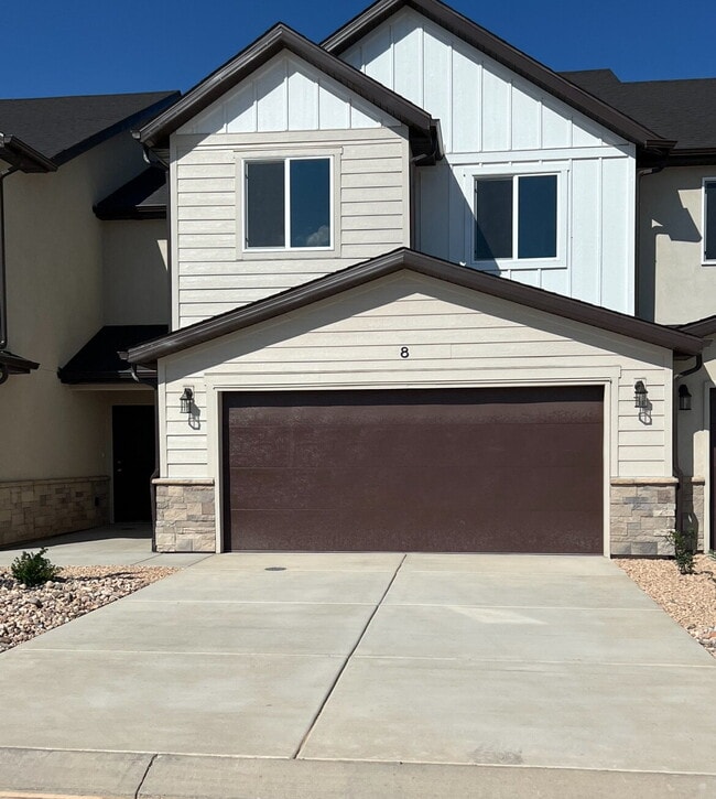 Building Photo - 3-Bed Townhouse with 2.5 Baths and 1500 Sq... Unit #8