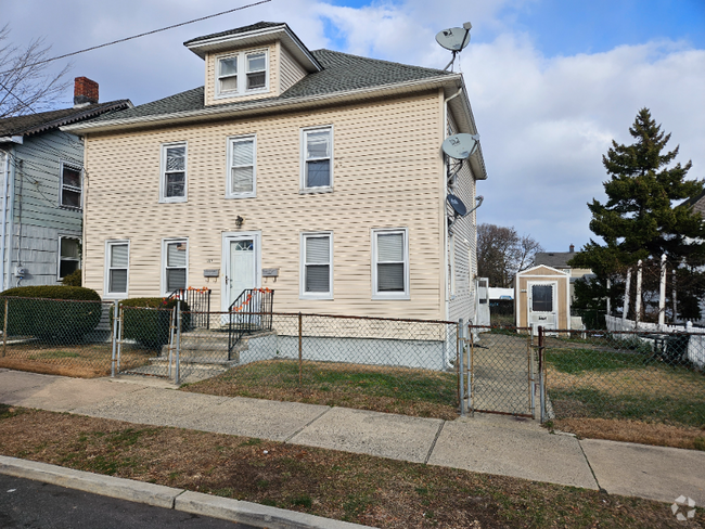 Building Photo - 107 N Pine Ave Unit 1 Rental