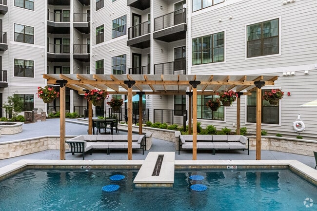 Swimming Pool & Lounge