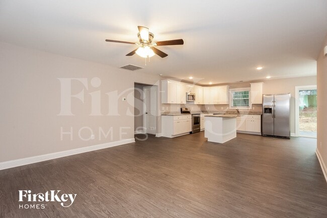 Photo - 907 Victoria Ave