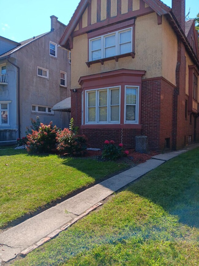 Photo - 2421 Field St