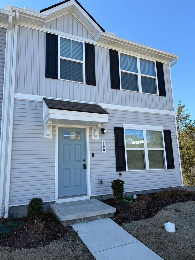 Building Photo - Like New Townhome!