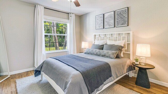 Las amplias suites principales cuentan con vestidores y baños en suite.