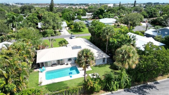 Photo - 323 SW Ridge Ln