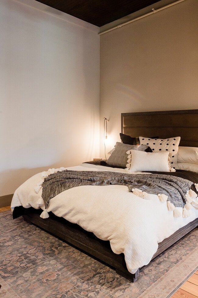 Studio Bedroom- King Fits - 314 Poyntz Ave Unit 202