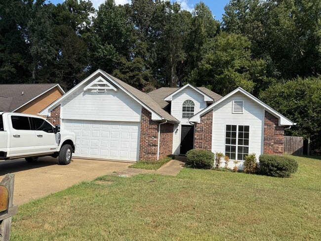 Building Photo - 132 Loghan Dr Rental