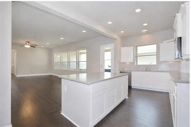 Photo - 1610 Arcilla St