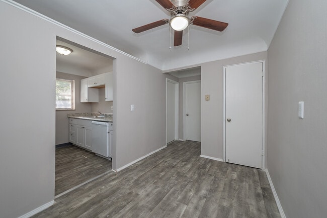 Photo - Colonial Square