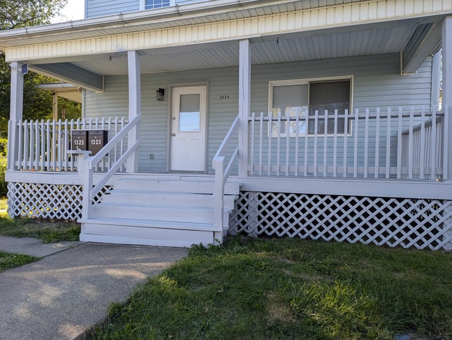 Building Photo - 1323 Oak St Unit Lower