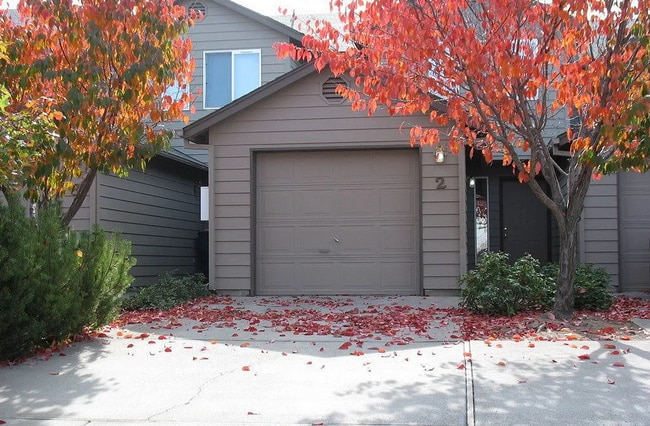 Building Photo - 2743 NE Mesa Ct Unit 2