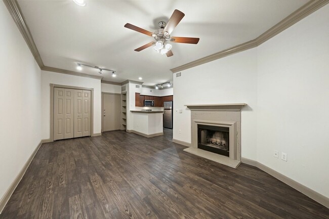 Building Photo - Move In Easy — $0 Deposit! Unit RAEE2