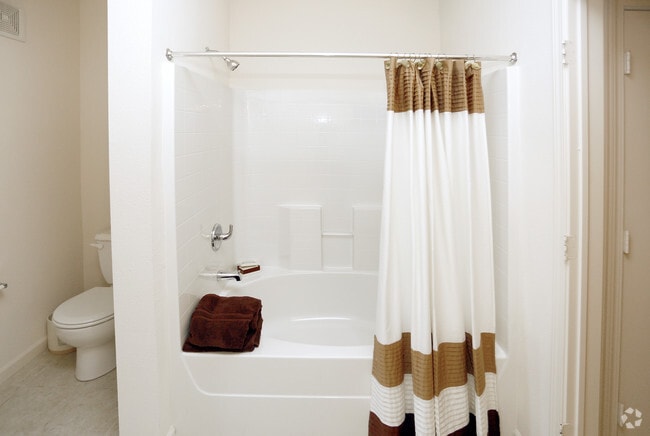 2BR, 2BA - 1094 SF
