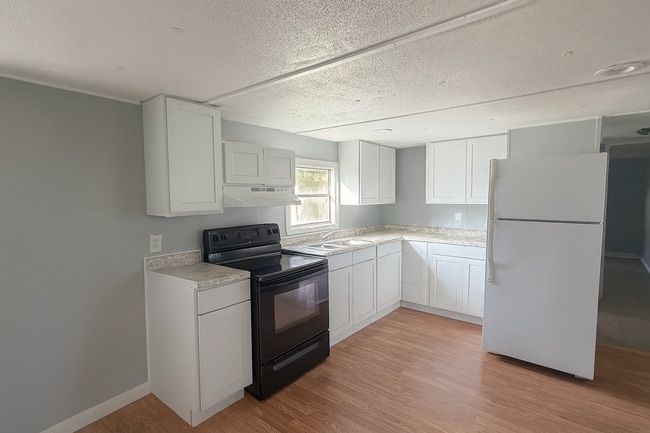 Photo - Cozy 2 Bedroom Mobile Home - Northside Com... Unit 07
