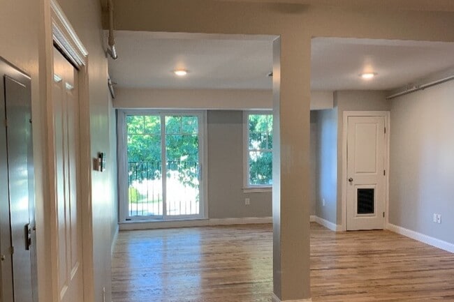 Building Photo - 20 Locust St Rental