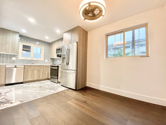 Photo - 320 N Crescent Dr