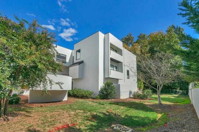 Building Photo - 501 Fenton Pl Unit N