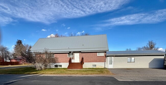 Building Photo - 555 4th Ave E