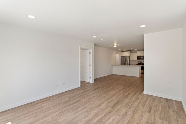 Photo - 4 Bed 2.5 Bath - Townhome - Hillcrest - NA...