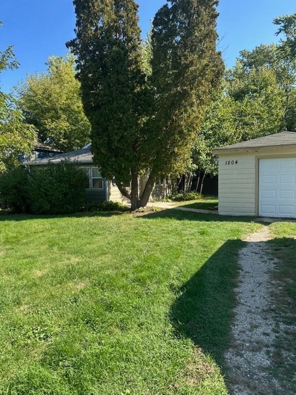 Building Photo - 1204 N Hickory Terrace
