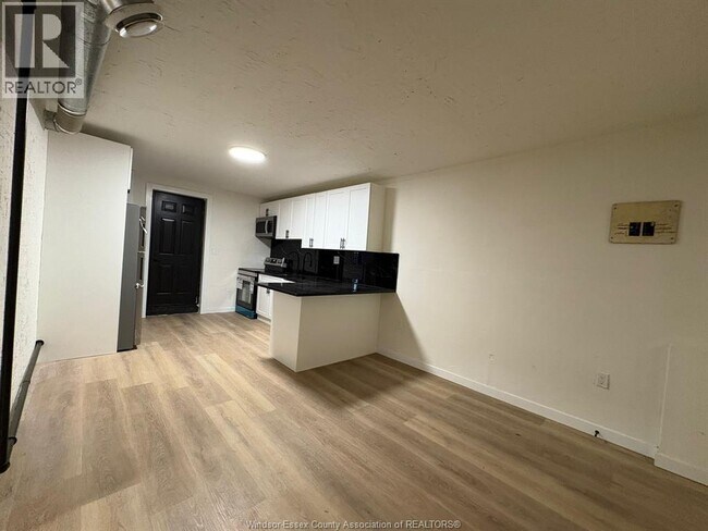 Photo - 1374 Wyandotte St E