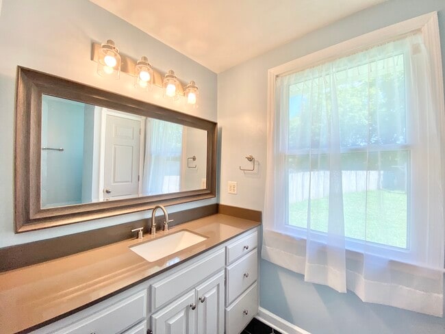 baño completo #1 - 718 Harding Pl