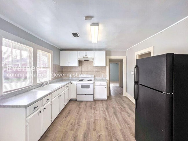 Photo - 114 W 18th St