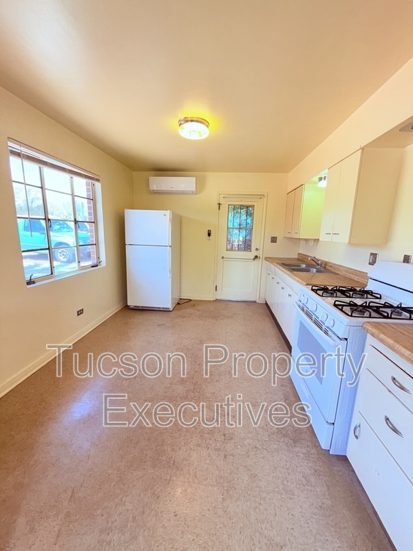 Photo - 2831 E Adams St