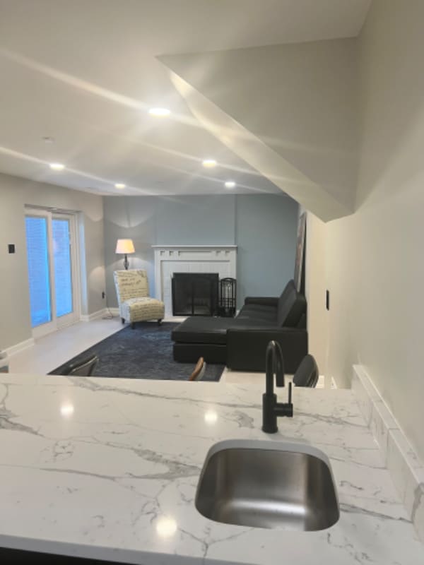 1 Lakinhurst Ln
