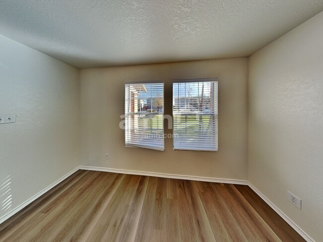 Building Photo - 729 Northern Lights Dr