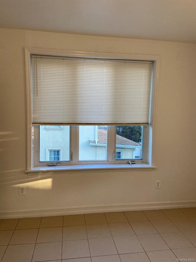 Photo - 31-17 Buell St