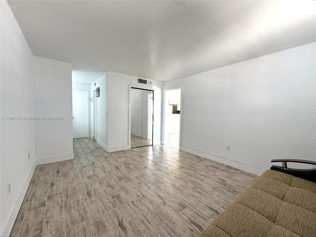 Photo - 7850 Byron Ave Unidad 702
