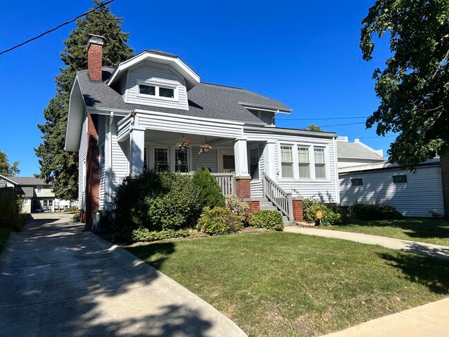 Photo - 205 W Chestnut St Unit College student/staff rental