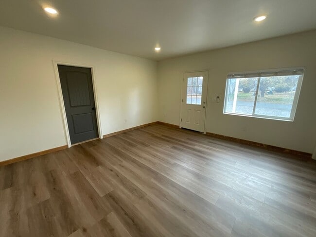 Photo - 547 E Hickory St