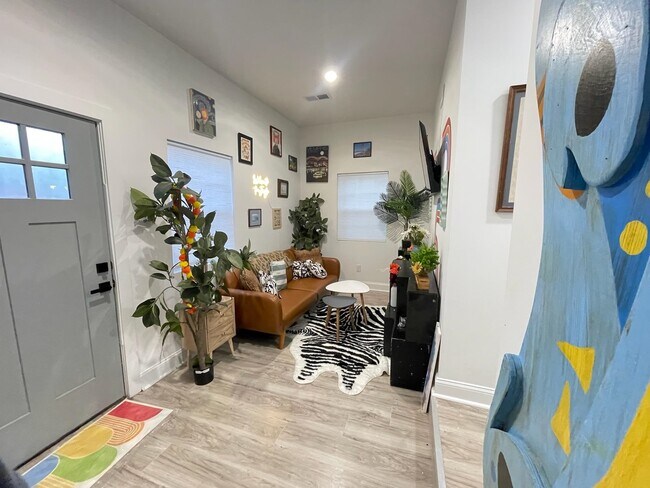 Photo - 2462 Hale Ave