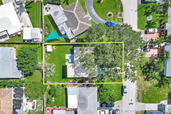 261 NE 45th St