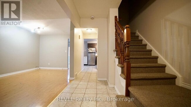 Photo - 32 Vintage Crescent