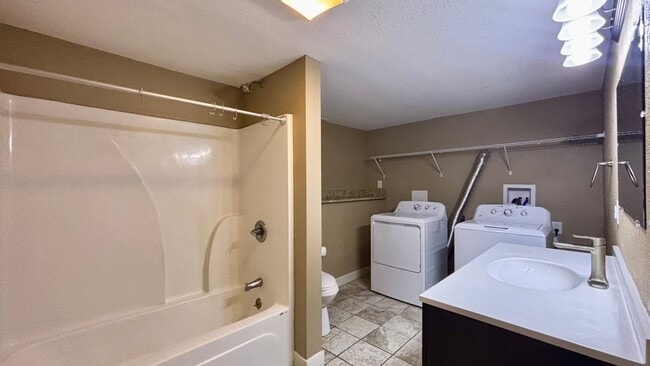 Photo - 626 W Main St Unidad #2