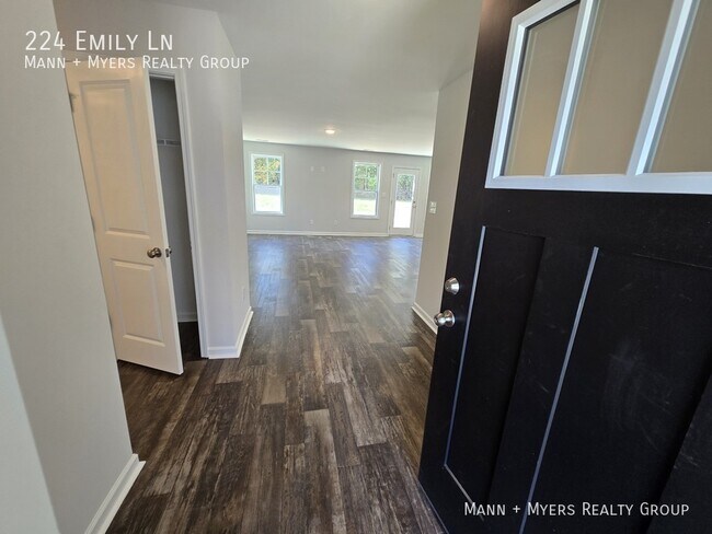 Photo - 224 Emily Ln
