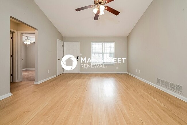 Photo - 3 Bedroom Pet-Friendly Home in Hampton, GA with Main Street Renewal