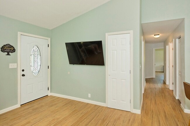 Puerta principal (televisor no incluido) - 15-2031 32nd Ave