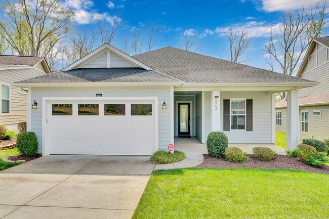 Building Photo - Light, bright, and move-in ready home in the highly sought-after Trilogy at Lake Norman community...