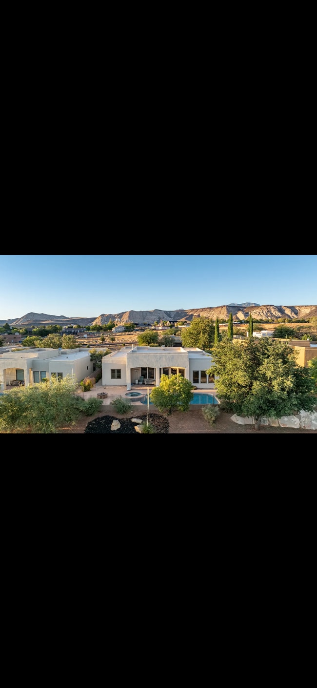1747 W Red Cloud Cir