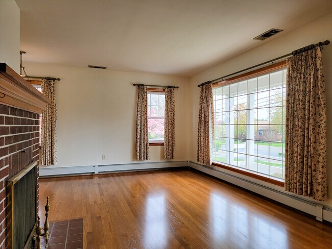 Photo - 137 N Hoover St