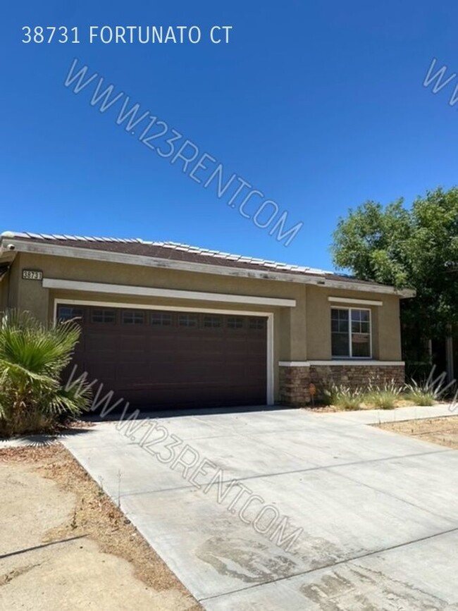 5BD/3.5 BATH SINGLE FAMILY HOME PALMDALE EAST - 5BD/3.5 BATH SINGLE FAMILY HOME PALMDALE EAST