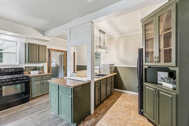 Photo - Charming 3-Bedroom Home with Spacious Back...