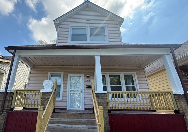 Renovated 3-Bedroom Home – We Welcome Sect... - Renovated 3-Bedroom Home – We Welcome Sect...