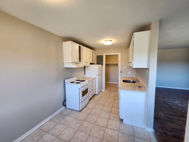 Building Photo - 15 Reading Crescent Unit 5